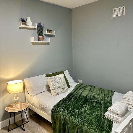 Cosy Ensuite Double Room, Near Heathrow Airport Northolt  Εξωτερικό φωτογραφία