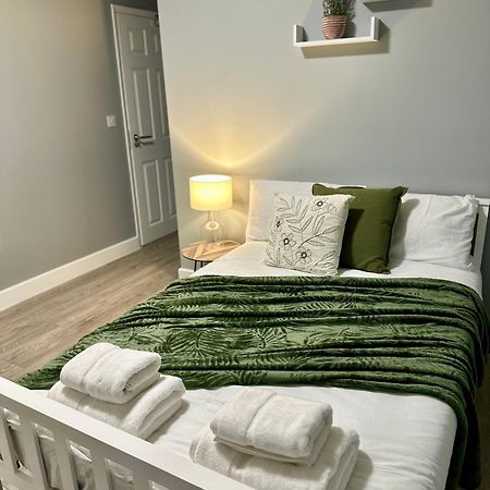 Cosy Ensuite Double Room, Near Heathrow Airport Northolt  Εξωτερικό φωτογραφία