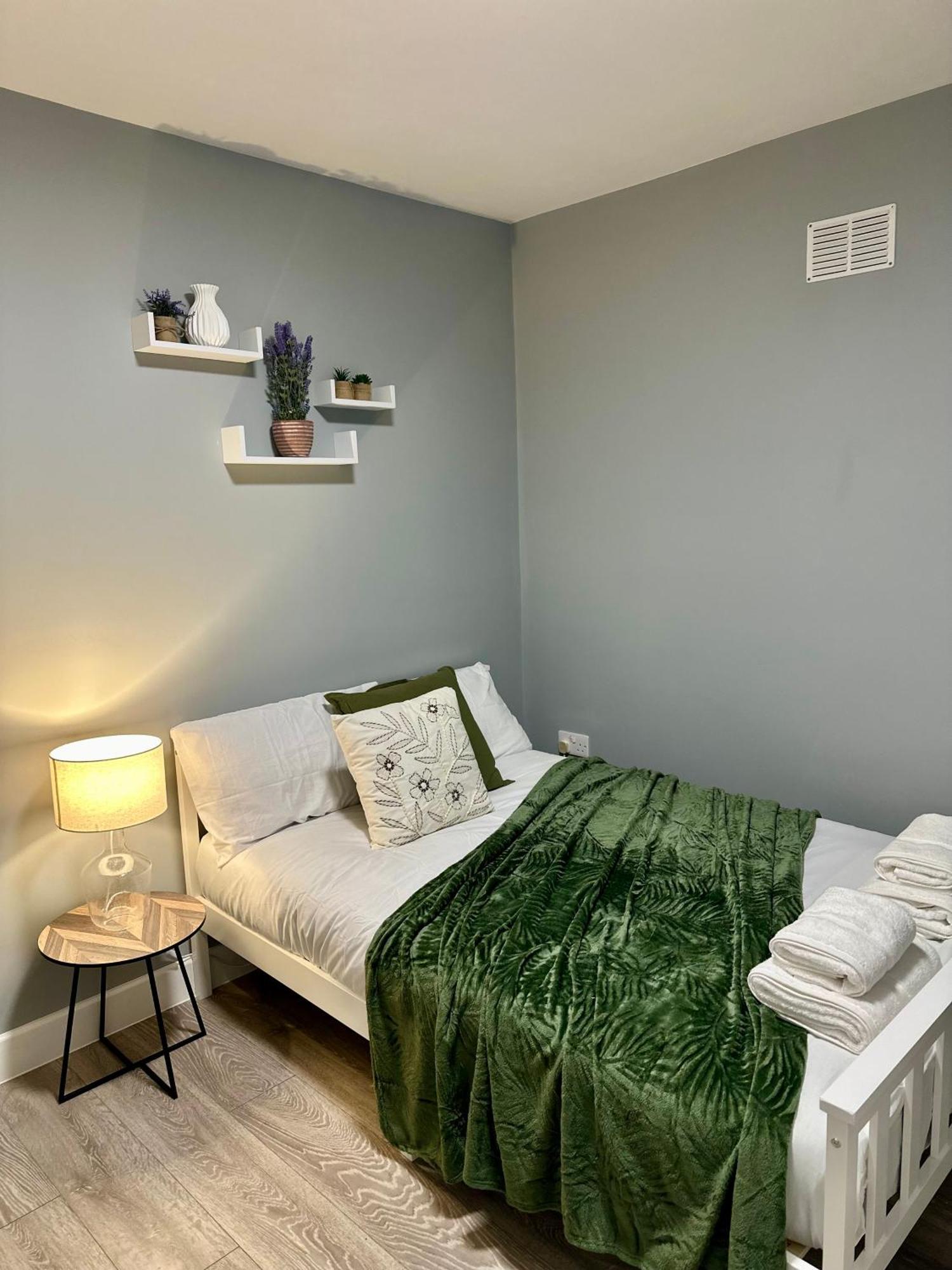 Cosy Ensuite Double Room, Near Heathrow Airport Northolt  Εξωτερικό φωτογραφία