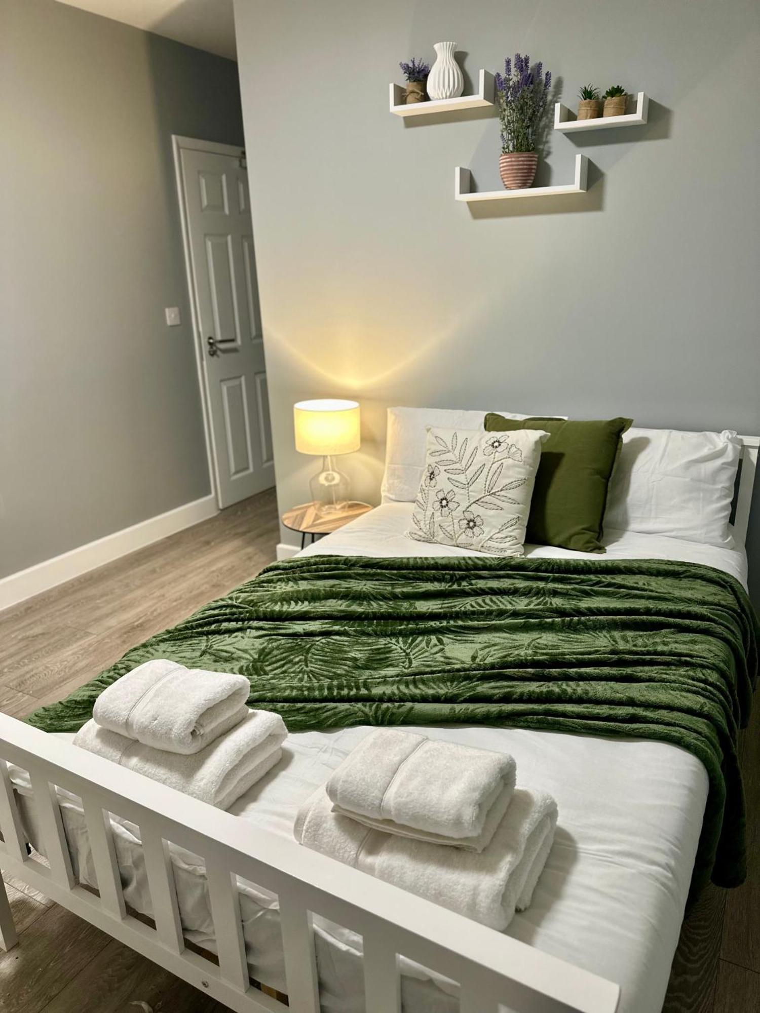 Cosy Ensuite Double Room, Near Heathrow Airport Northolt  Εξωτερικό φωτογραφία